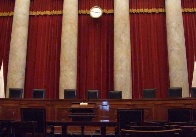 既无“枪杆子”又无“钱袋子”，美国最高法院为何拥有无上权力？