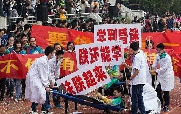 运动会开幕式，举牌美女学生“火”了，网友：奋斗百天考青岛大学