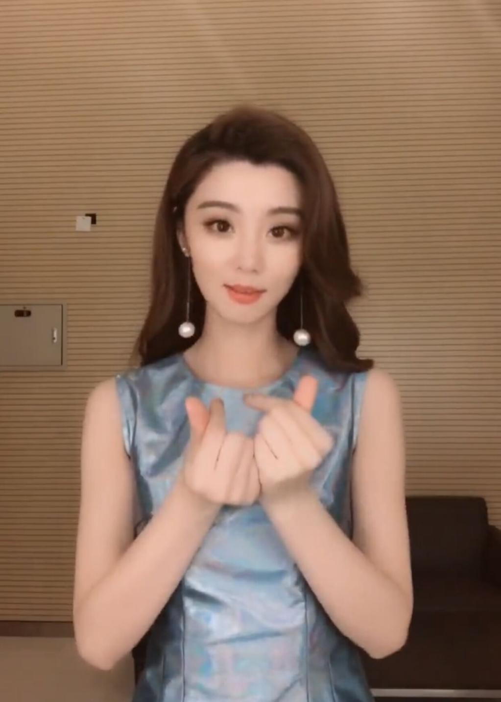 浙江卫视 女主播(浙江卫视包养传闻辟谣后,主持人费费罕晒动态,穿旗袍