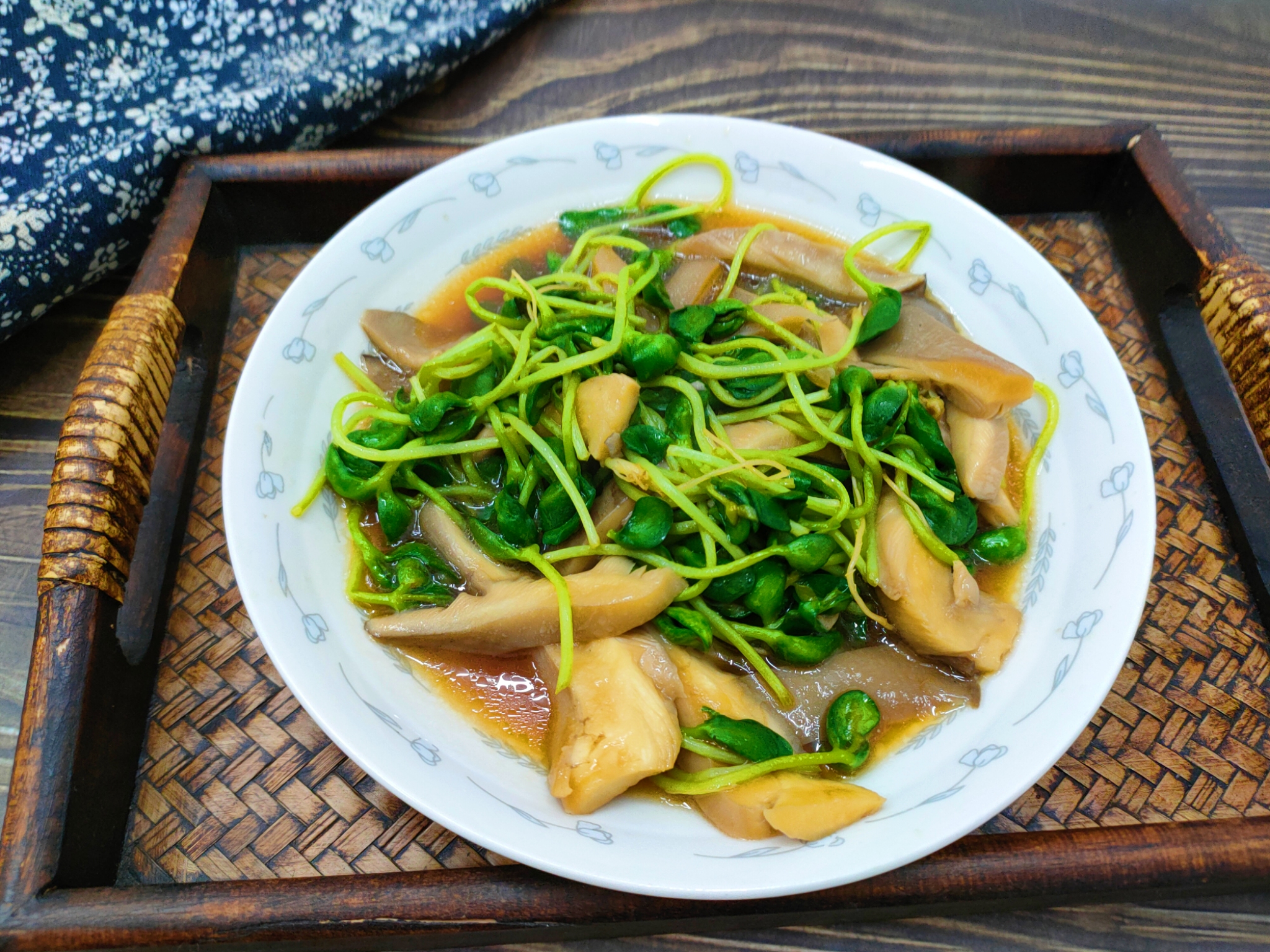 立夏过后，蘑菇和豆苗是绝配，简单烹饪营养高，清脆入味