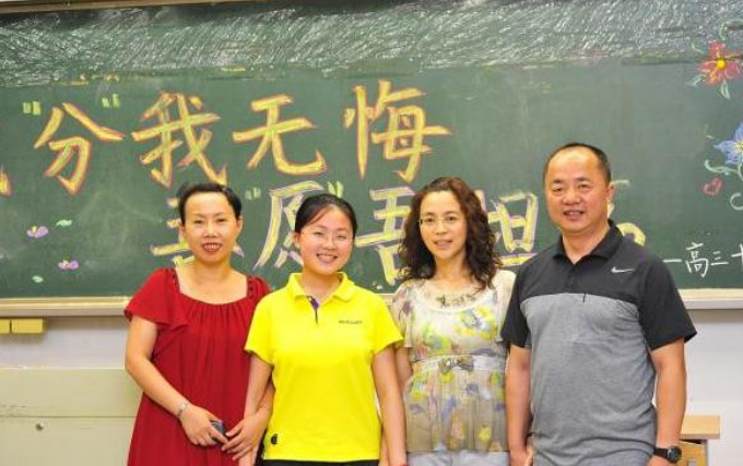 女状元高考658分，港大承诺72万奖学金，选择复读为哪般？