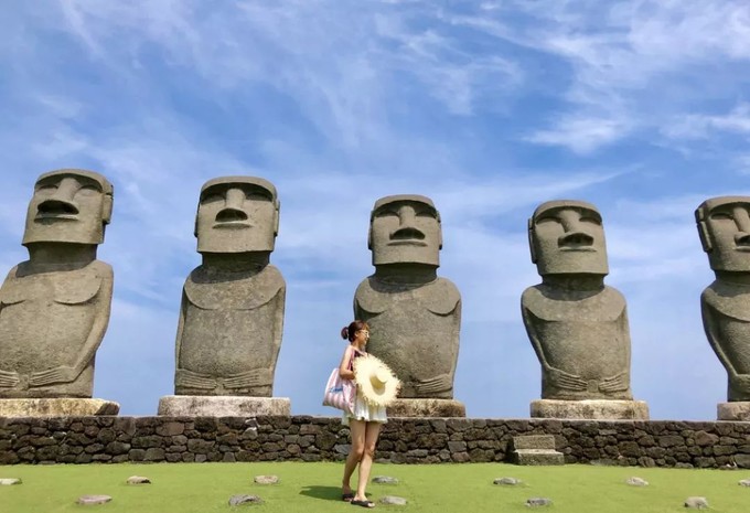 有七个酷似复活节岛上的巨型石雕像,是全世界唯一允许复制的摩艾石像