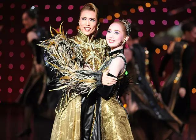宝冢歌剧团｜top男役的王座之下，是400位少女十余年的青春献祭