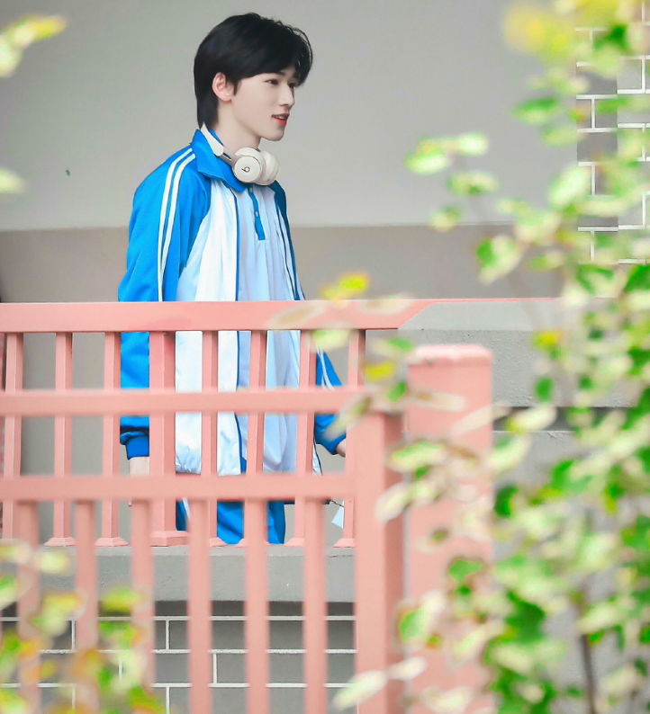 刘耀文上《萌探》，校服一穿成校园剧男主，与小宋同框美颜暴击