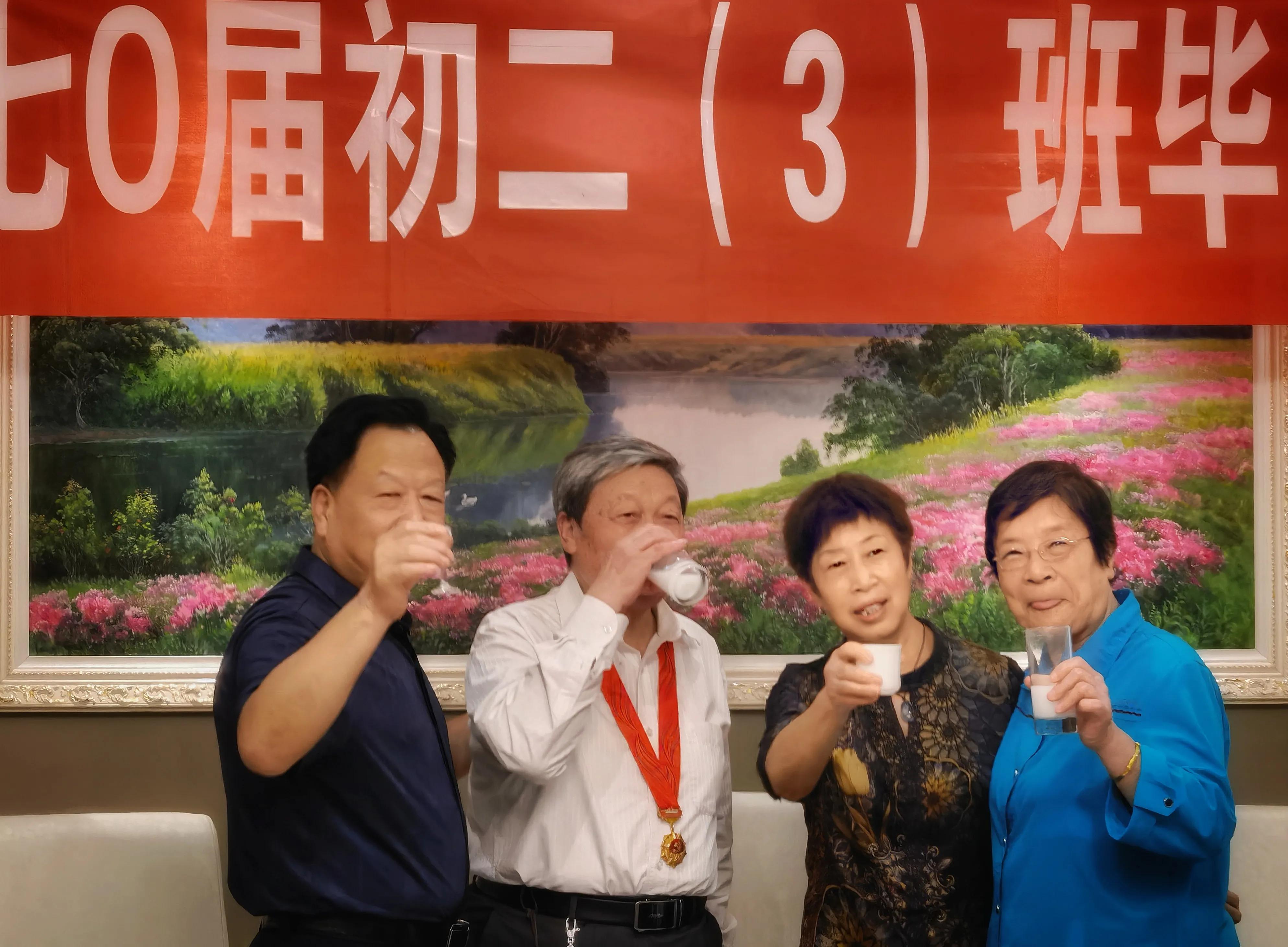 分别是少年，归来已白首。 老同学50年后再相聚