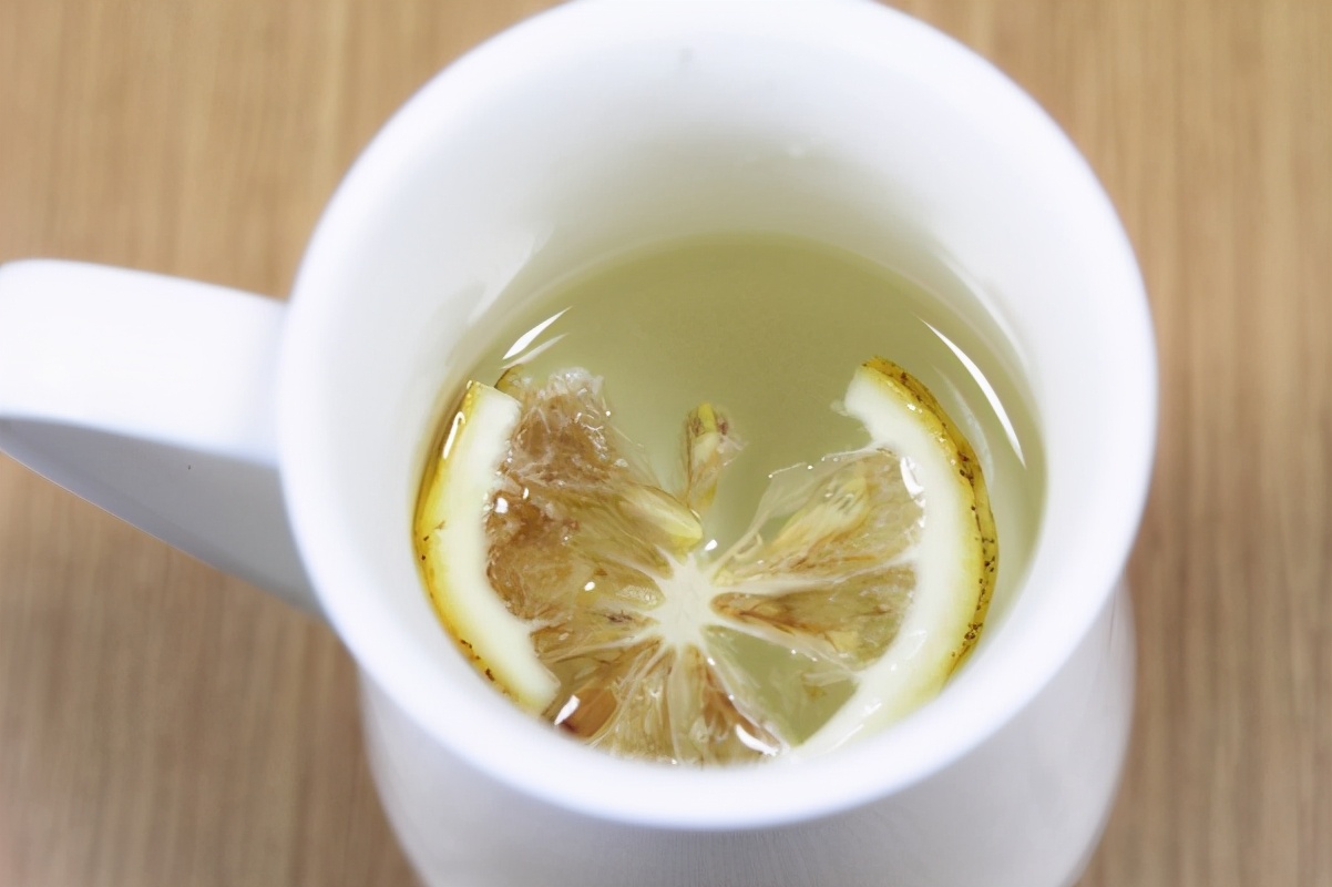 早上喝水养生,白开水,柠檬水,蜂蜜水,淡盐水,喝哪种更好?