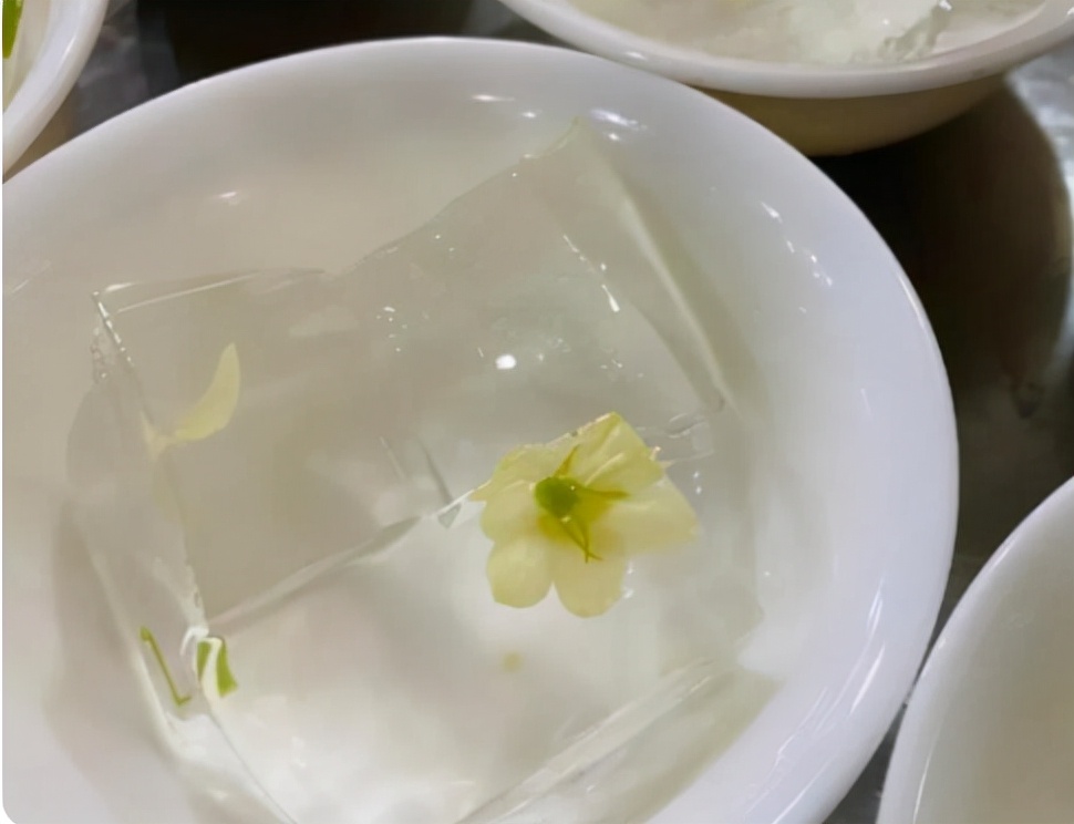 大学“阴间食堂”走红，用餐环境有点阴森，胆小的学生不敢去吃饭