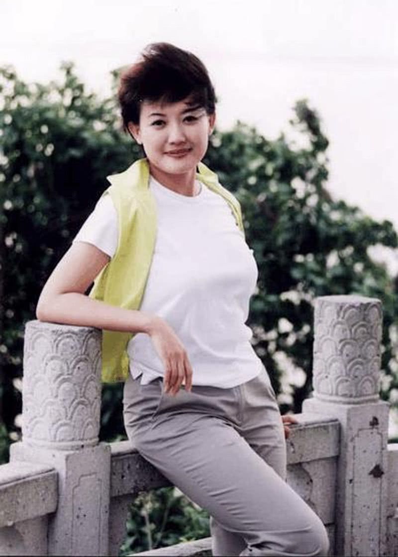 央视女主播逃不过的魔咒：大龄不婚？这10位女主持最大56最小已38