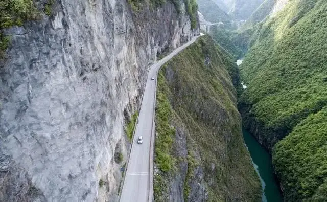 “天路”横空出世,既险又美,号称“中国之中”,引央视连连称赞