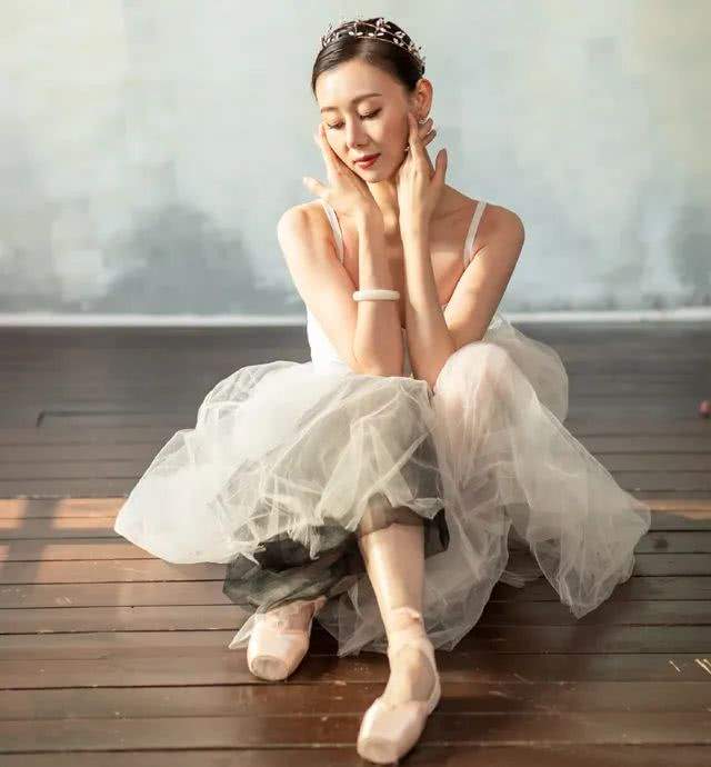 张梦瑾(范志毅的三婚妻子,长相甜美身材高挑,想当初丈母娘也是强烈