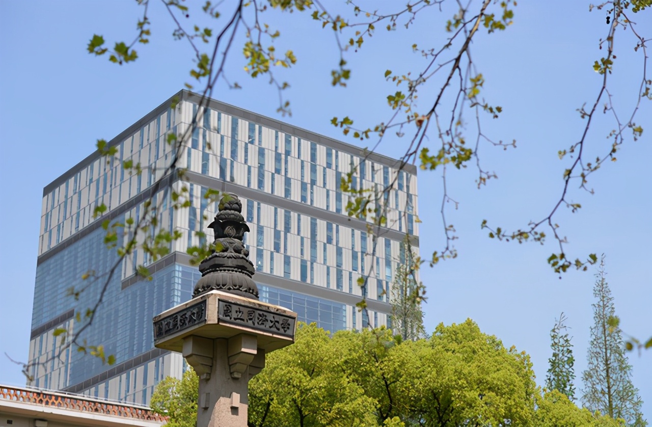 “土木工程”专业排名前26的大学：可分为4档，清华只能排第二