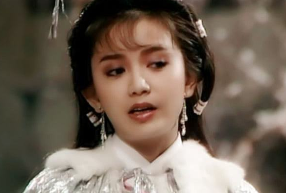 她是梁朝伟前女友，被闺蜜刘嘉玲夺爱，嫁豪门被气走，今54岁仍单身