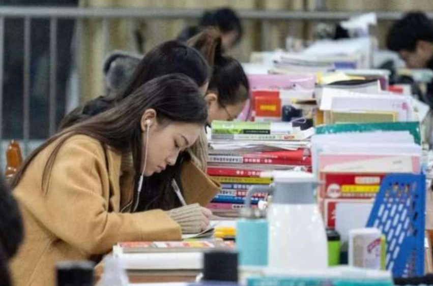 公务员待遇有调整，绩效奖金将有所下调，各个地区有所差异