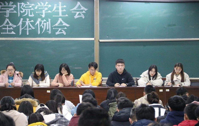 大学封校遭吐槽，2点原因惹学生不满，网友：这种封校有啥意义