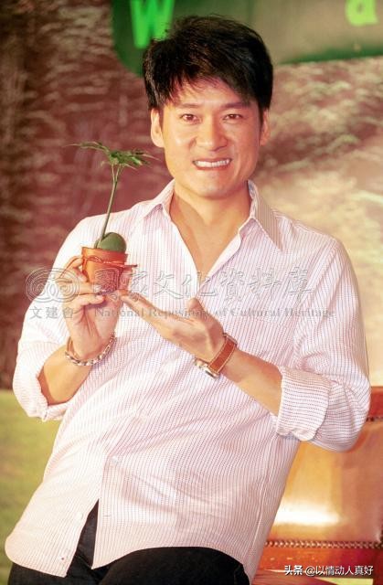 周华健:穷时你毅然嫁给我,有名后怎忘你糟糠恩?35年见证爱情