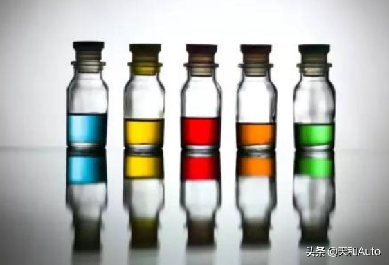 汽车发动机防冻冷却液有各种颜色，鲜艳的色彩是否说明有毒？