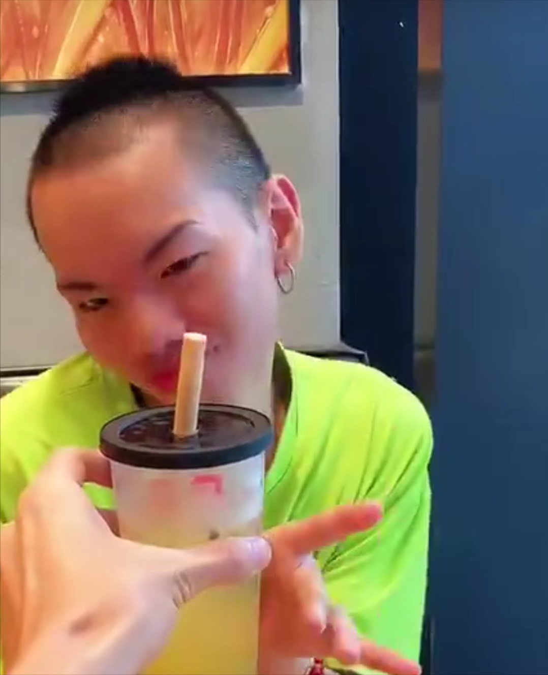 奇葩网红"西红柿"在深圳开了家奶茶店,和合伙人闹矛盾