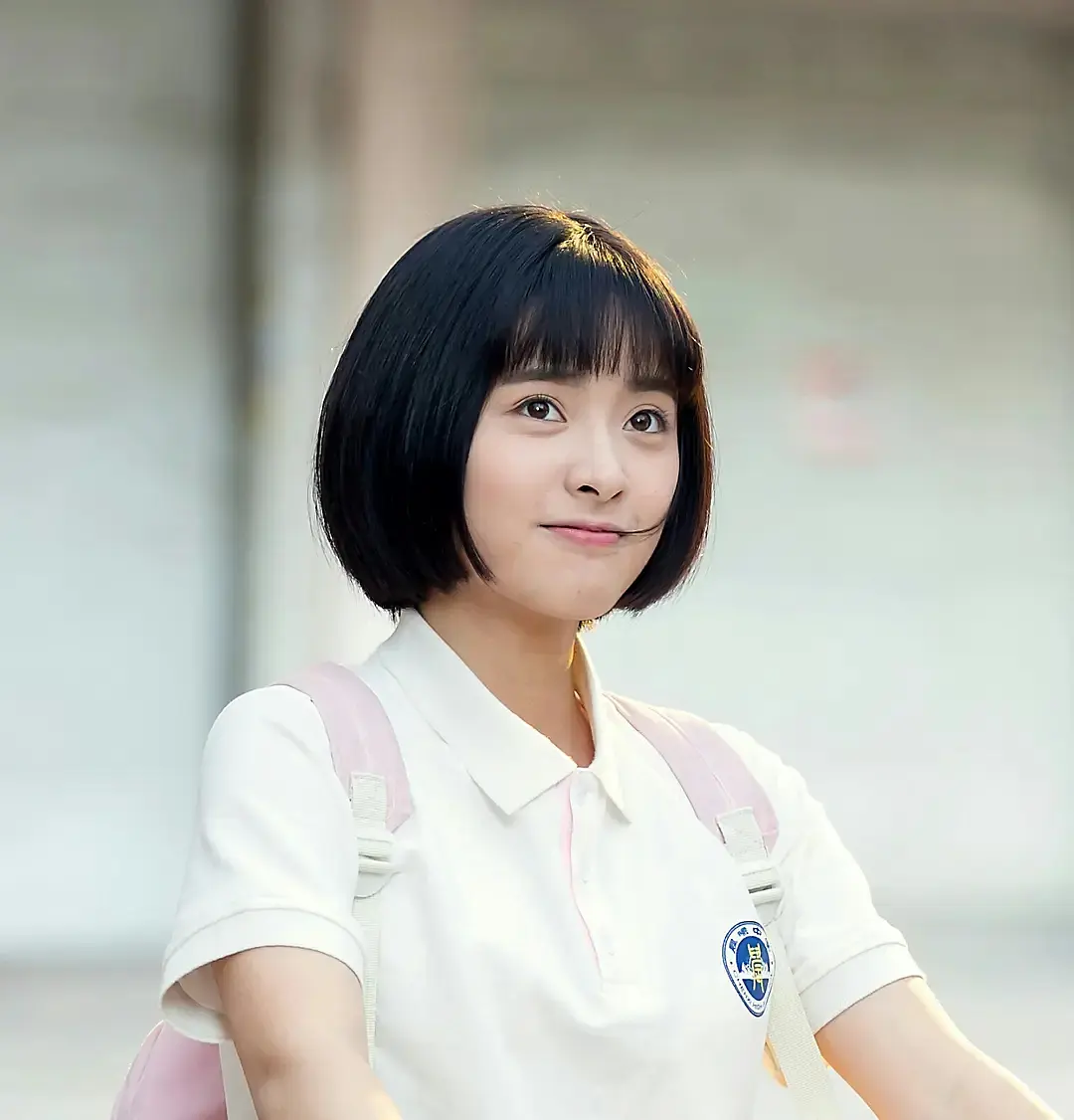 进娱乐圈的10位网红,有人演8部女主不火,有人身份横跨演员歌手