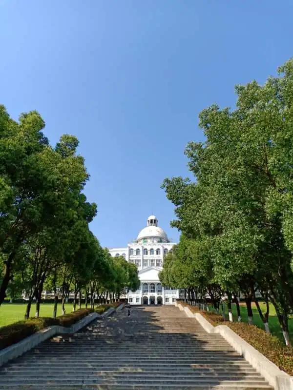 武昌理工学院究竟有多美？一组图告诉你什么才是湖景校园