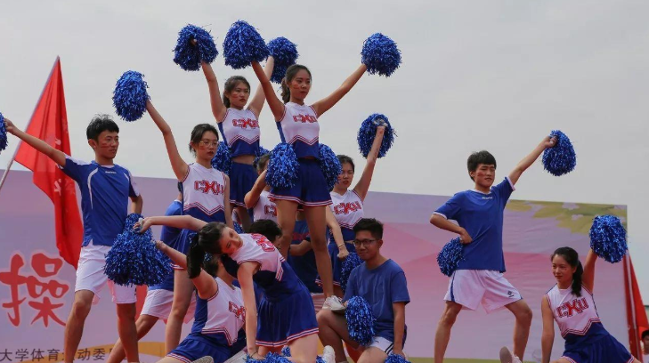 清华大学女生持续尬舞的背后，请别再消费名校口碑了