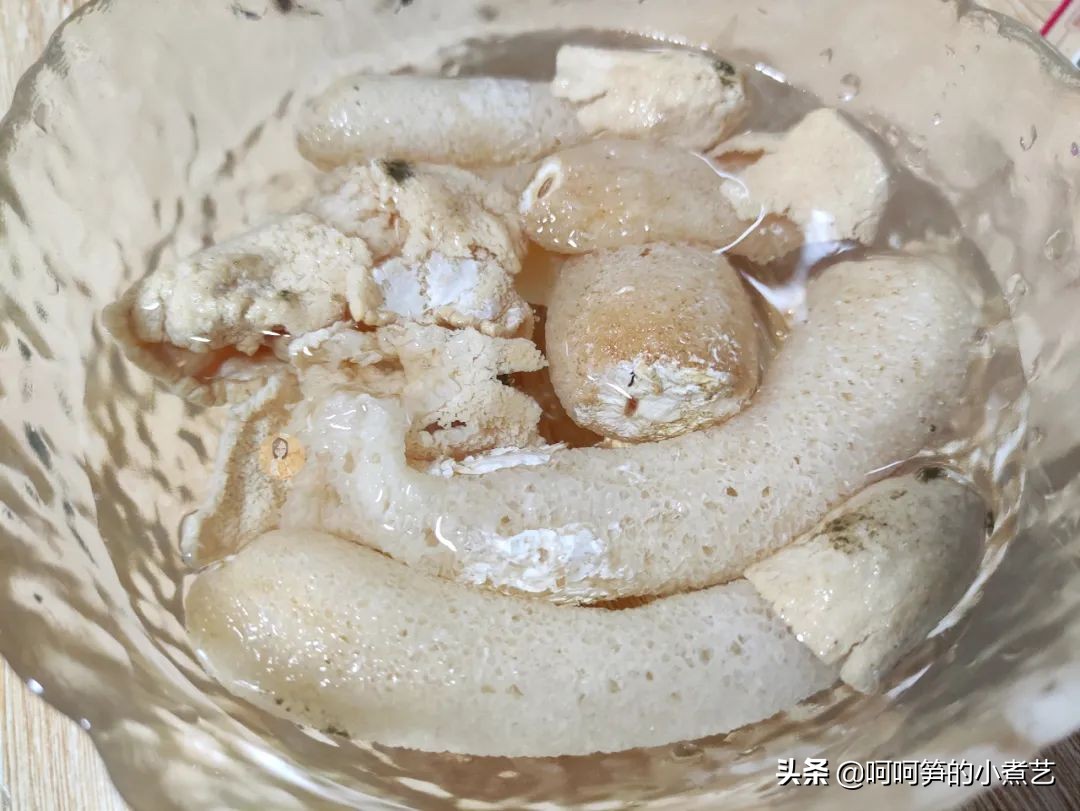 妈妈说三伏天里多喝汤，安排上营养美味的竹荪鸡汤，滋补又消暑