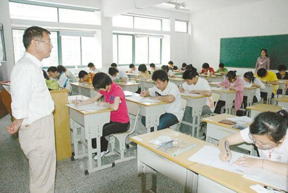 为什么高考不建议穿“校服”？监考老师给出解释，考生别不在意