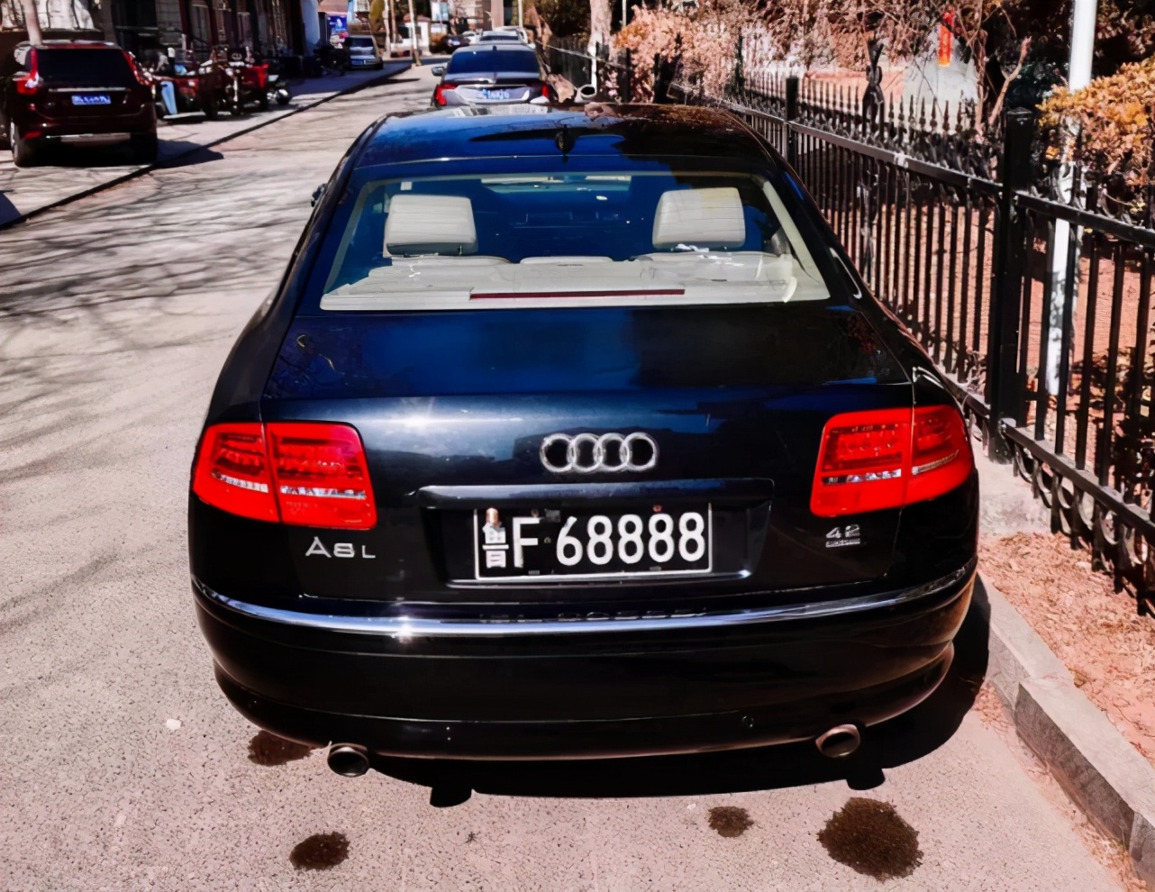 小伙晒出父亲的黑牌奥迪A8L，09年花180万，数字车牌无敌