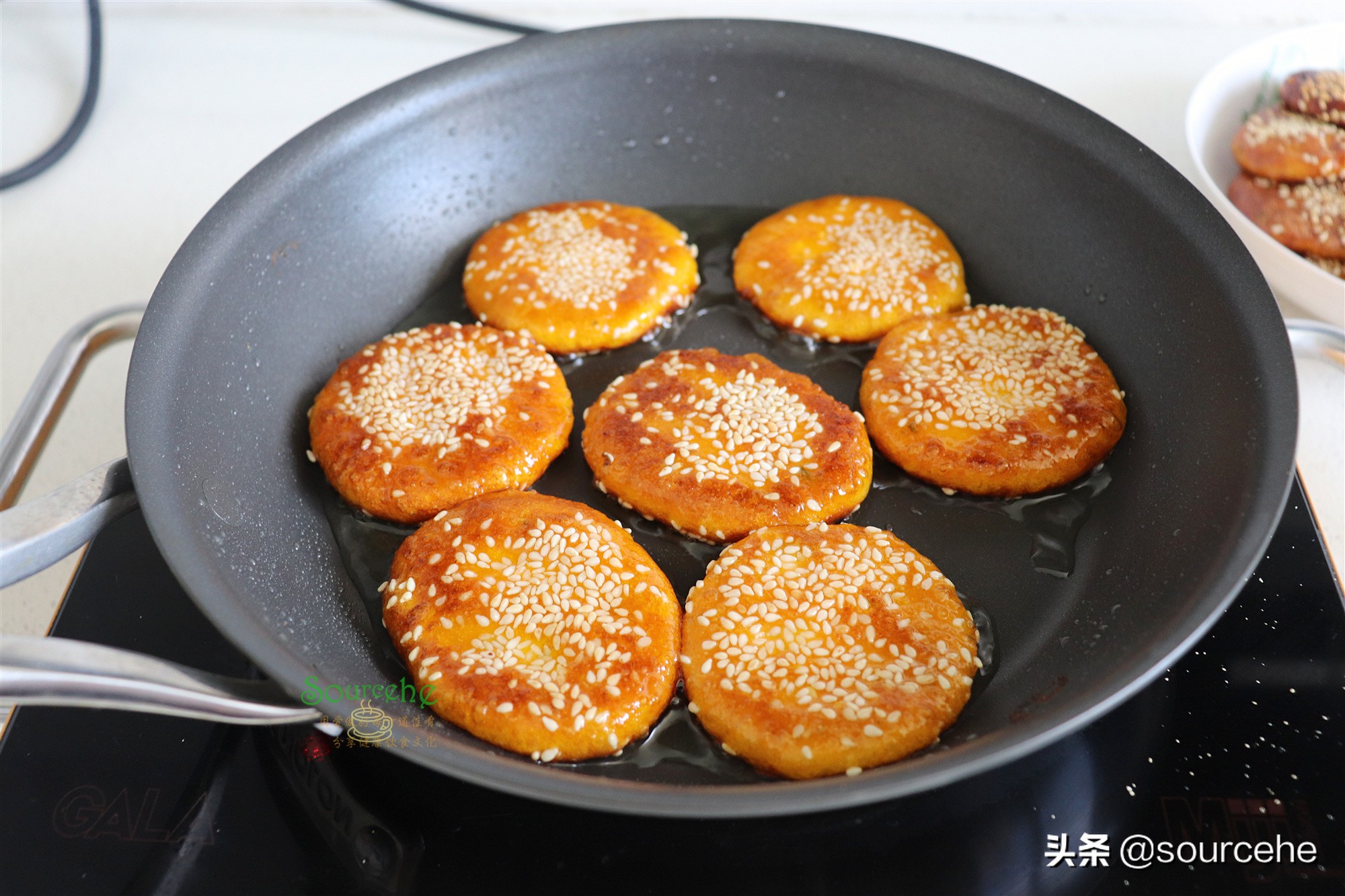 南瓜饼掌握3个技巧，不放一滴水，软软糯糯，甜而不腻，很好吃