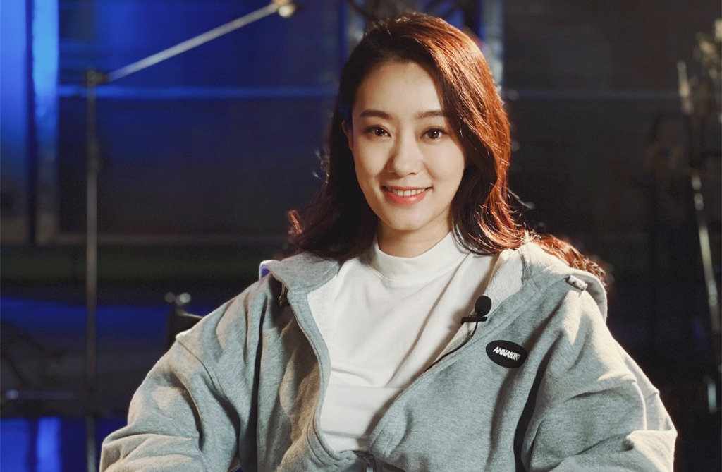 张小斐签约和颂传媒,真正大气的是贾玲,打脸了不少家族喜剧企业