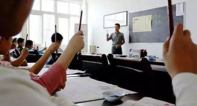 拉丁舞老师“魔性教学”火了，激情澎湃欢乐多，宝爸抢着接送孩子