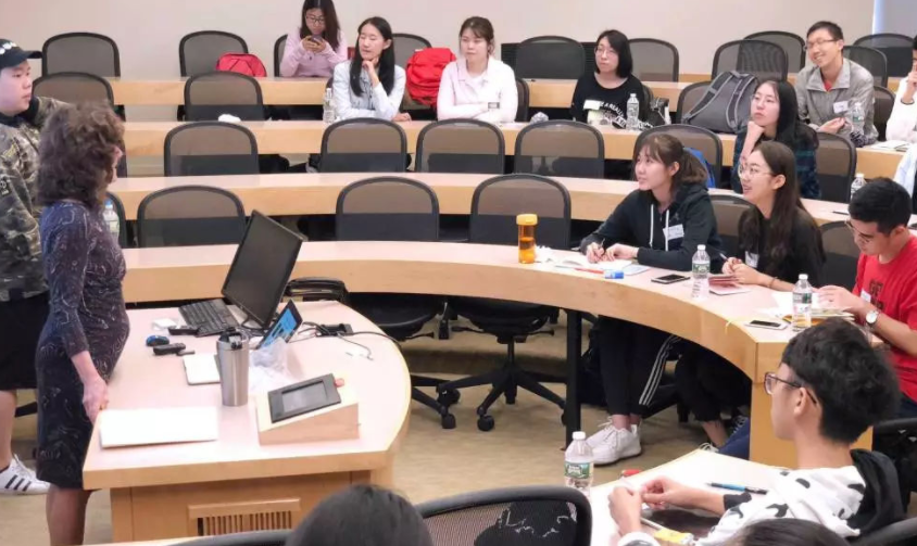 大学生“课程表”走红，不同专业差距大，网友：没有对比就没伤害