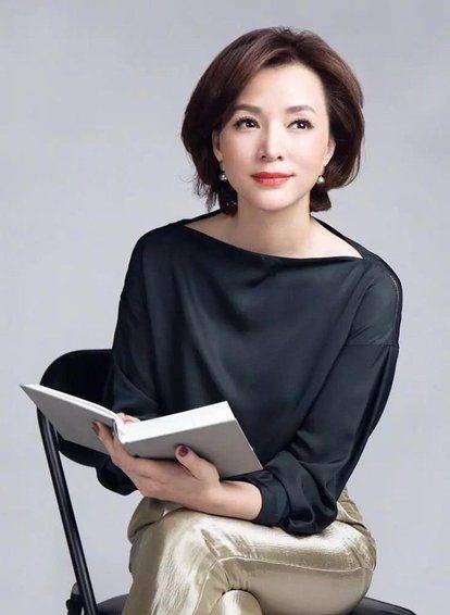 董卿知性之美：才情与优雅的完美交融
