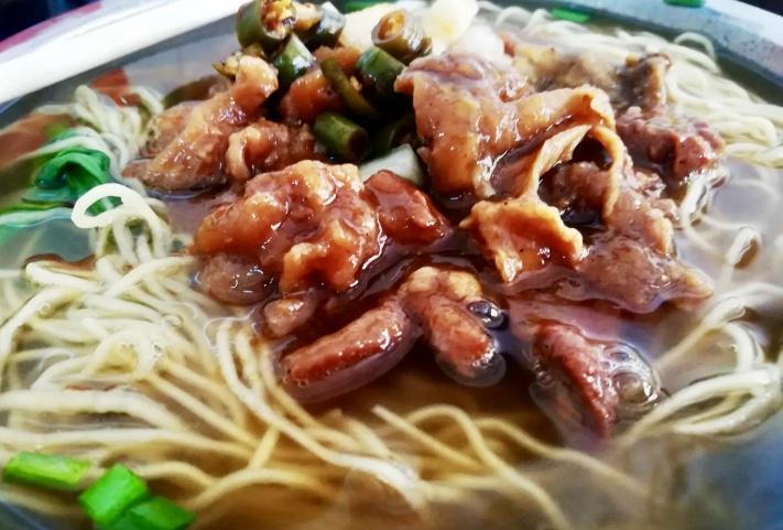 中山八路这家不起眼的粉面店，羊杂粉和牛三星征服嘴刁荔湾街坊