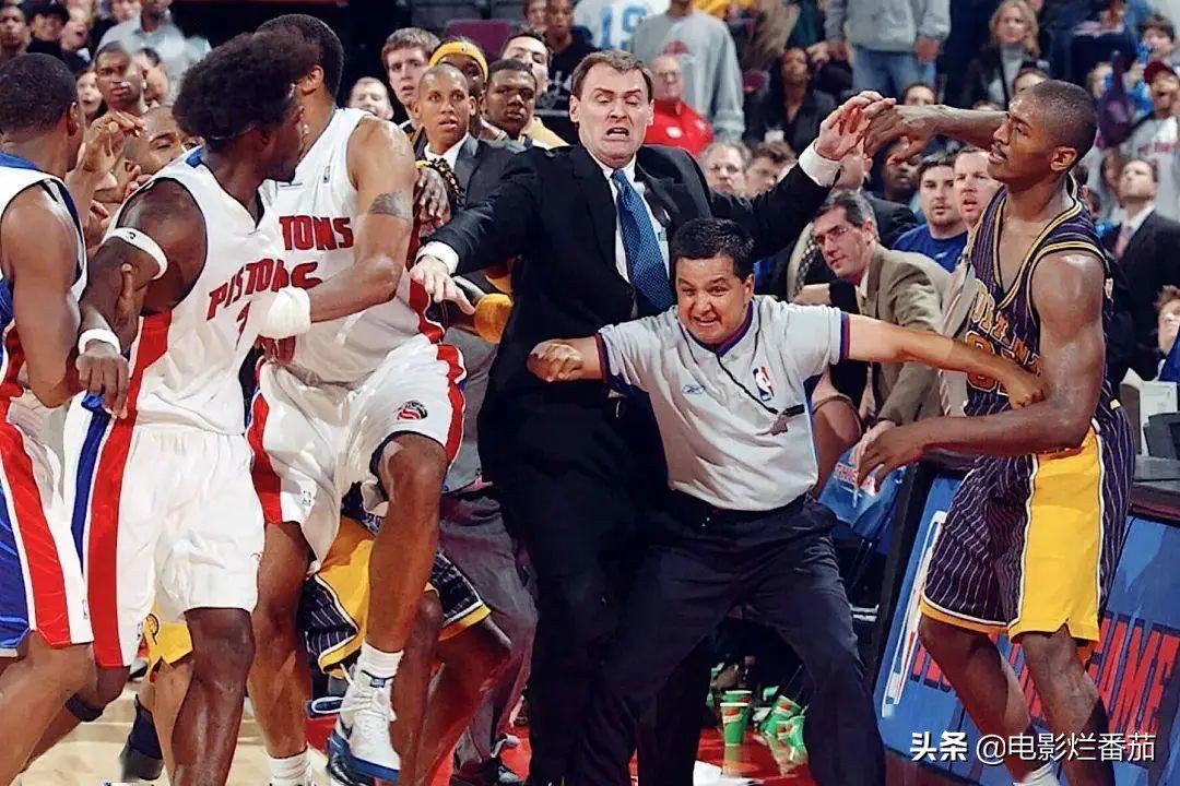史上最惨烈的NBA斗殴现场！这部纪录片，揭开奥本山宫殿冲突之谜