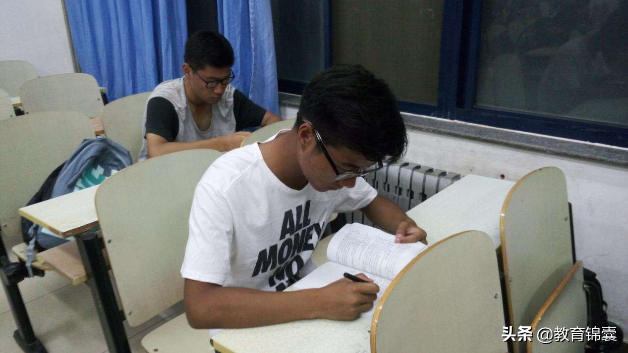 白岩松谈高考：除了读书这条路，人生没有“捷径”能走