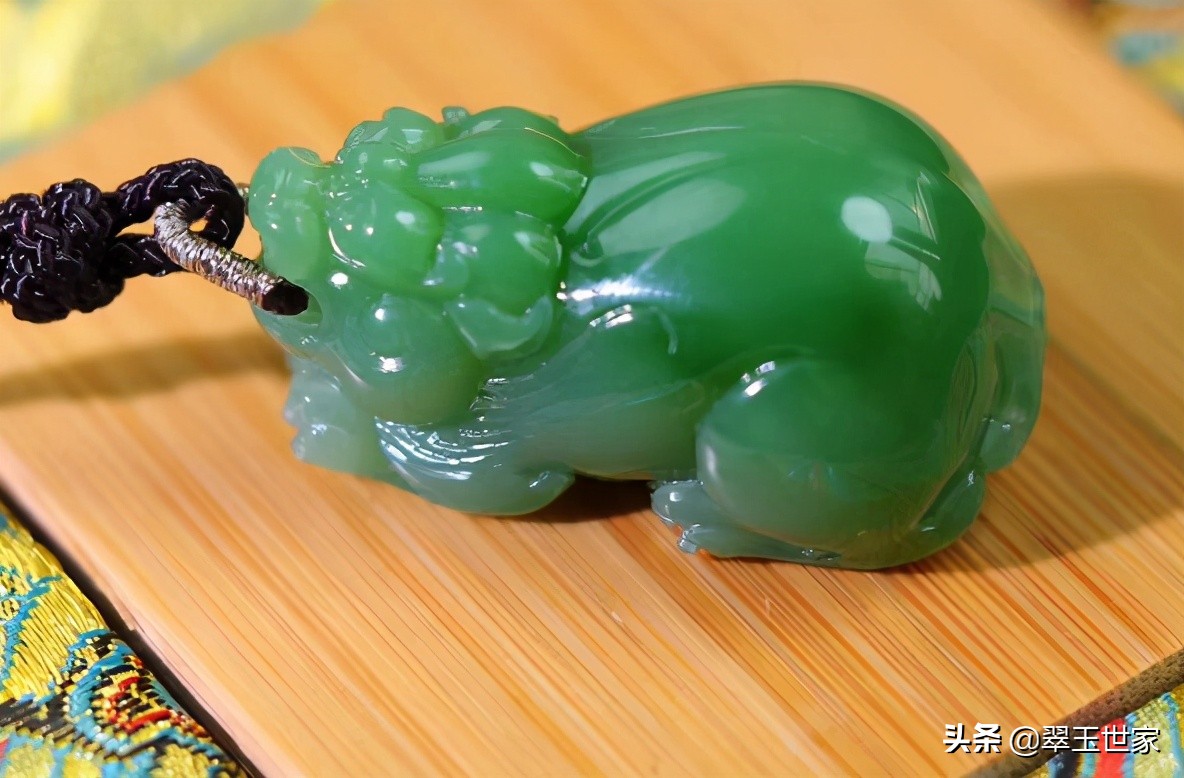 一对貔貅头朝前,尾巴对着自己,貔貅的头向左歪的为公,向右歪的为母.