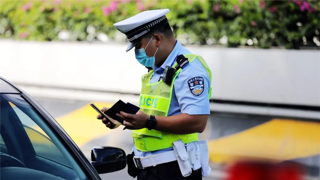 明天交警对30条路密集执法!重点查违停,僵尸车!欢迎粉丝举报!