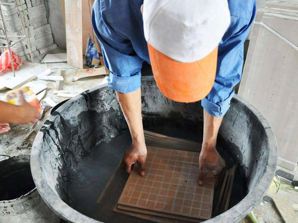腻子里加胶水，水泥里加洗衣粉，遇到这样做的装修工人，赶紧轰走