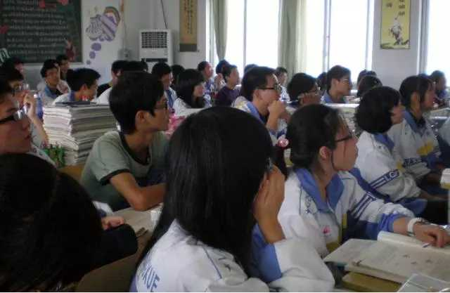 网友建议高考这样改革：降低语文分值，英语变为选修