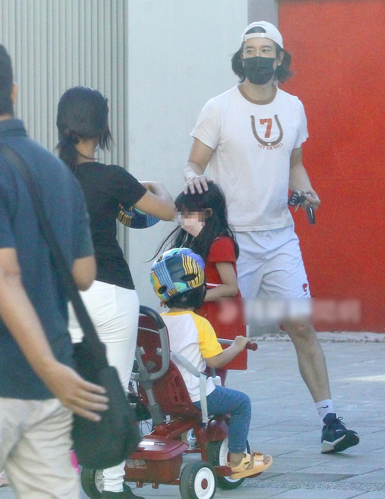 王力宏一家五口罕见同框，公园骑车画面温馨，3岁儿子和爸爸很像