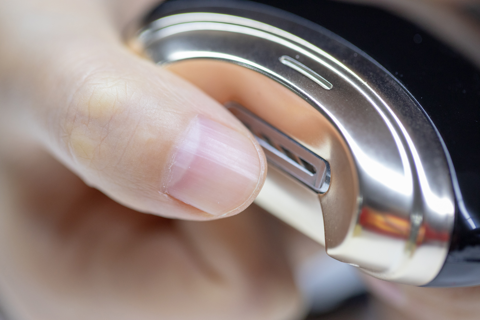 闭着眼都能用的指甲刀!不掉屑不伤手自动磨平,小孩老人也放心用