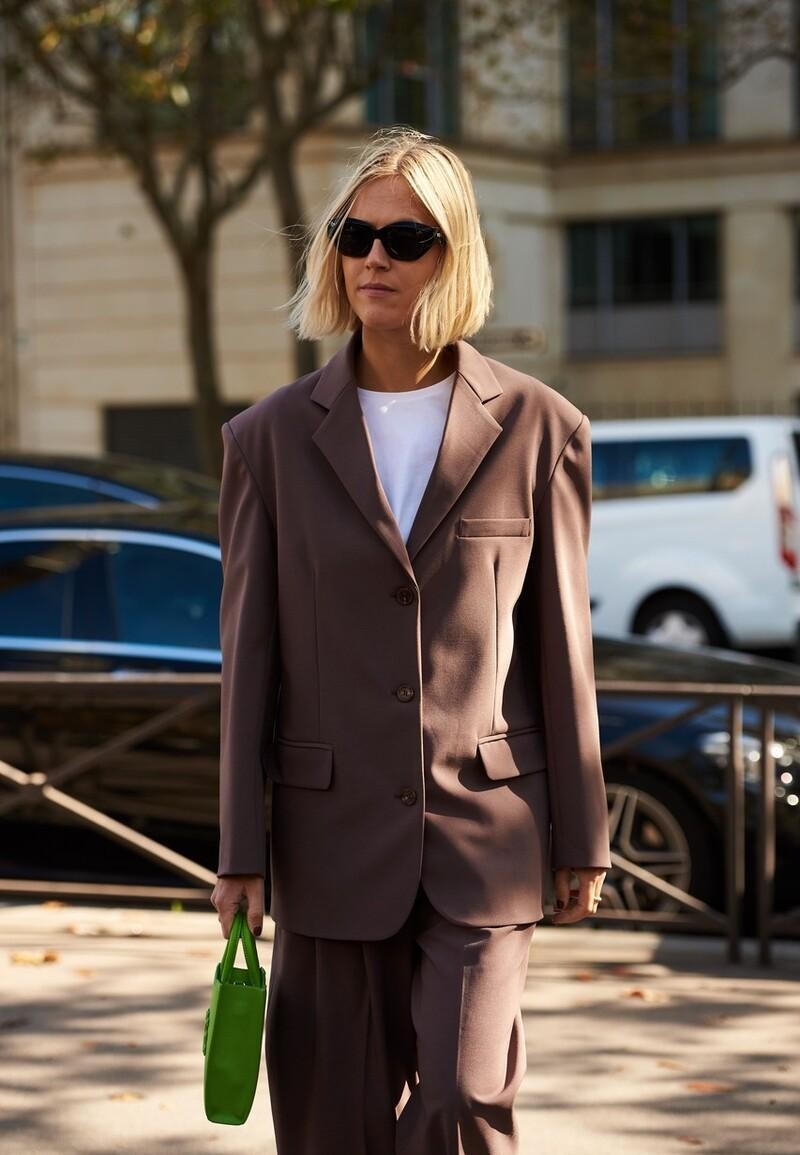 秋天别总搭配太亮的颜色,深咖色就很适合,复古风浓郁真有气质