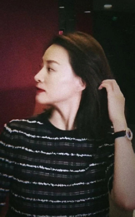 董卿当年有多美？柳叶细眉配丹凤眼温婉动人，赵忠祥赞其大气知性