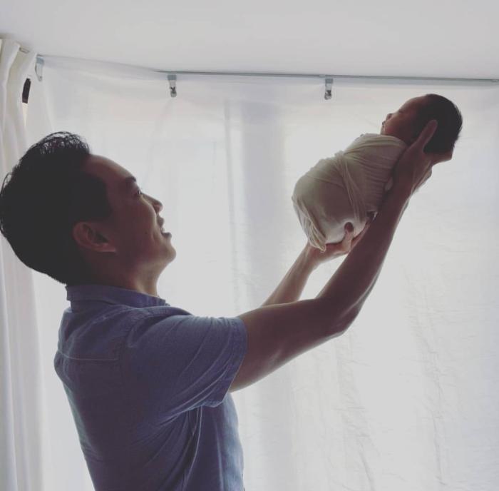 TVB花旦岑丽香晒二胎百日照，小腰果脸颊肉嘟嘟，妈妈直呼想捏