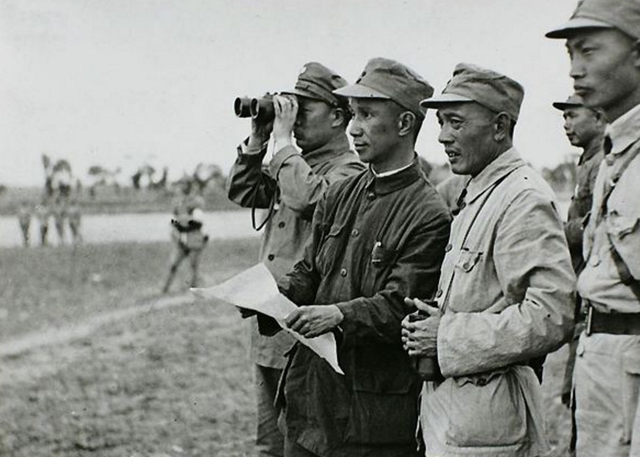 1940年黄桥战役,新四军被敌攻陷,粟裕撒谎:江南派几个团支援我们