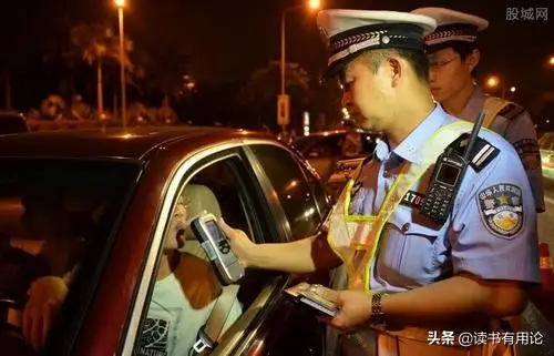 1瓶啤酒几小时吹不出来酒驾（喝一瓶啤酒多久后能开车）