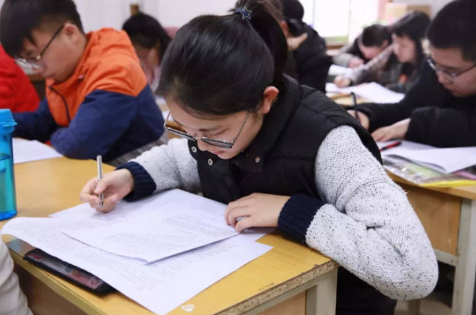 高考满分作文《我愿意》，被人民日报推荐，内容精彩且充满哲理