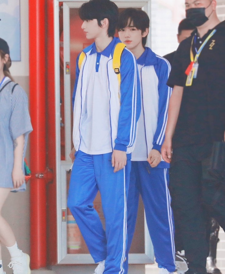 这回刘耀文的校服造型可真是帅到大家了,而他的好兄弟宋亚轩的校服