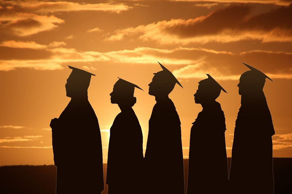 大学生逐渐沦为“底层”，曾经的辉煌已经不再，未来该何去何从