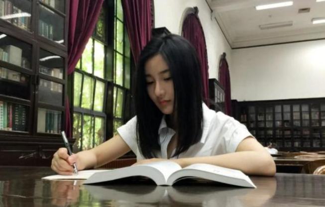 清华“最美证件照”女神，美貌与才华并存，校花真的名副其实